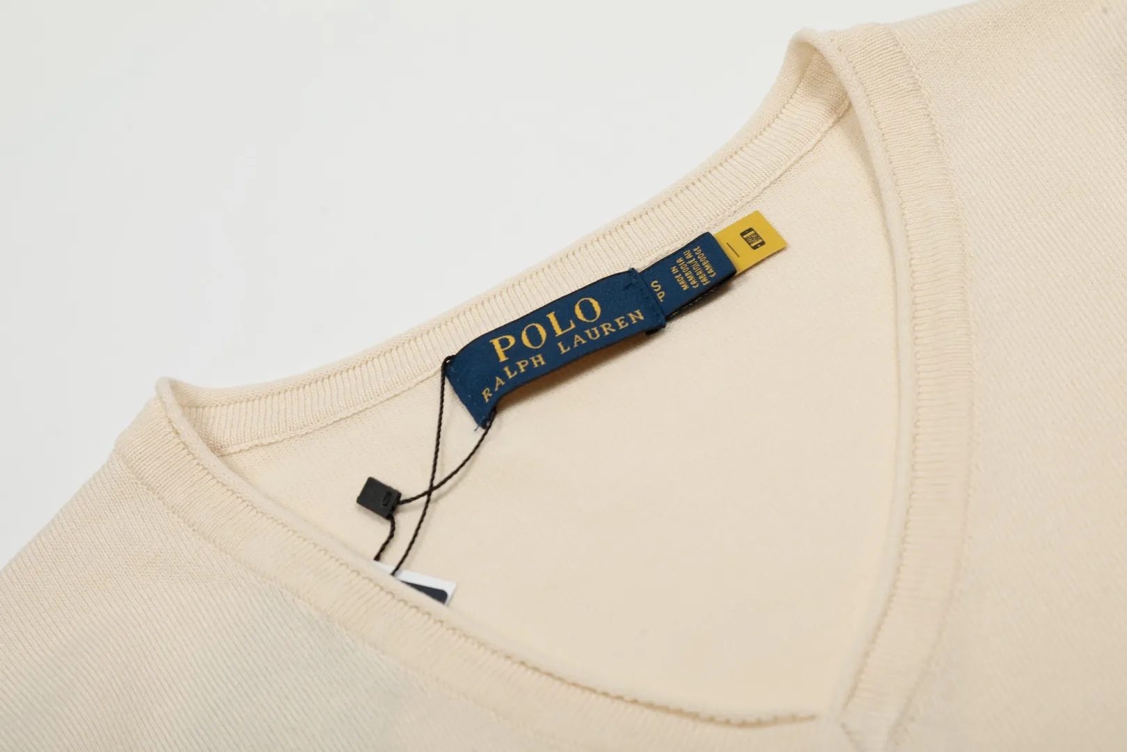 P146 💰 "Top quality" Style number: DS079# (not off the shelves all year round) [Ralph Lauren classic pony embroidery V-neck goddess style summer knitted short sleeves] ✅Ralph Lauren Ralph Lauren's popular and versatile women's V-neck ice silk knit ✅Main supply platform live broadcast Wholesale entities Replenish when out of stock Not off the shelves ✅ZP quality 1:1 version Scan the code to enter the GF website Z cabinet quality ✅Comfortable, soft and highly breathable Focusing on high-end, cost-effective and good quality, needless to say. ✅Restore the original version. Loose, comfortable and stress-free. ✅Wear for work and life. Suitable for various occasions. Must-have recommended model for goddesses. Size: S-XL. Color: Black, White, Gray, Navy Blue, Pink Mi Xing.